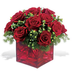 Sizlere özel farklı bir tanzim modeli sade cam ve güller Ankara çiçek gönder firması şahane ürünümüz